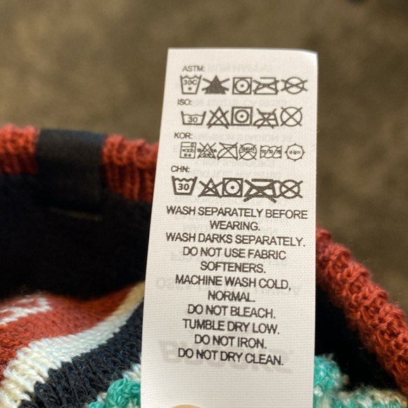 NWT Brooks Heritage Pom Christmas Beanie OSFM - Picture 8 of 8